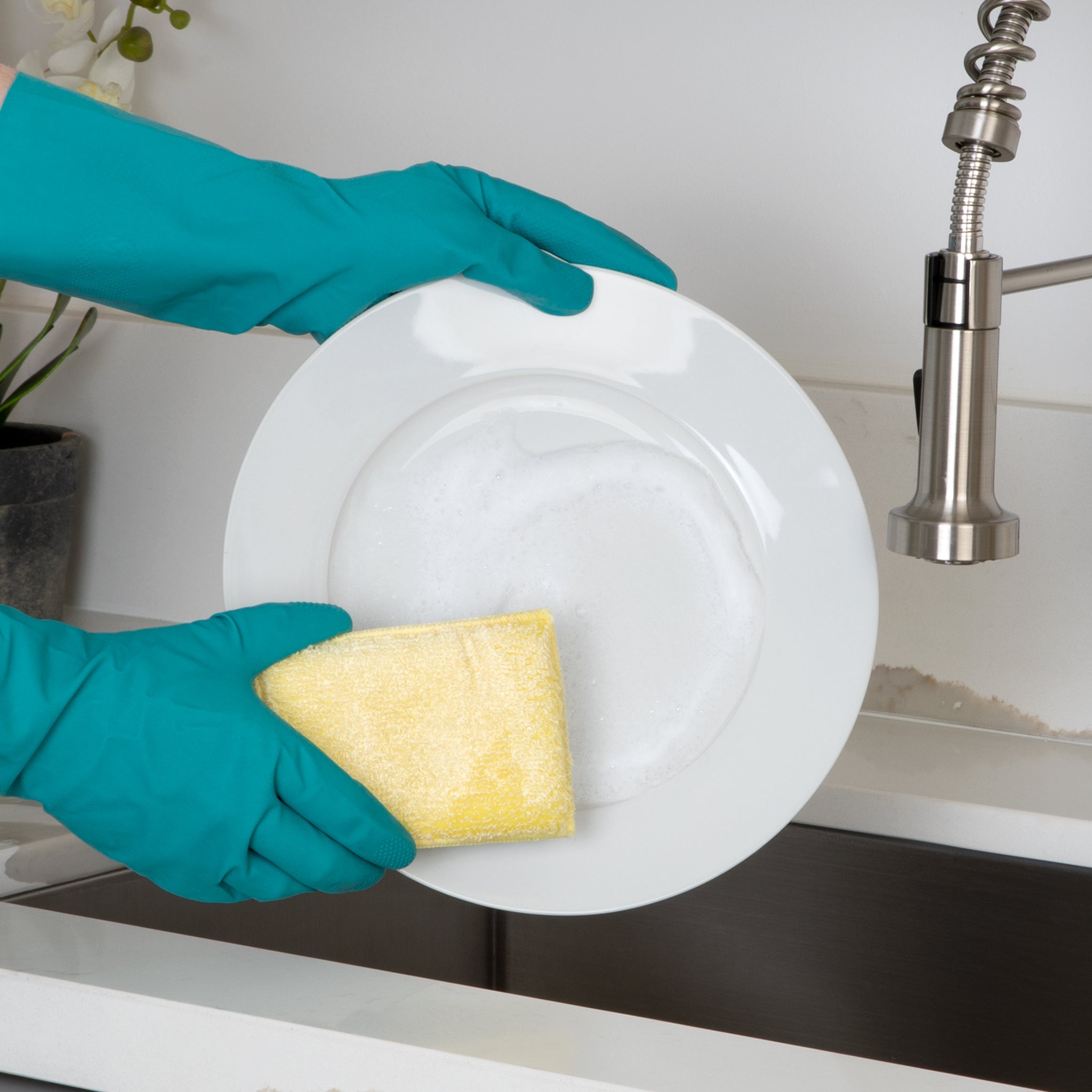 Smart Design Soap Dispensing Dish Sponge with Replaceable Head - Non-Slip  Brush Handle with Soap Reservoir - Odor Resistant - Cleaning Pots, Pans